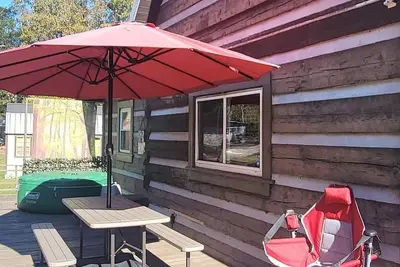 Image de Peaceful 2-bedroom log cabin on 2 acres, outside of charming Macon, Ga.