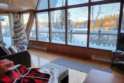 Image de Chalet suisse chaleureux sur le bord de l'eau!