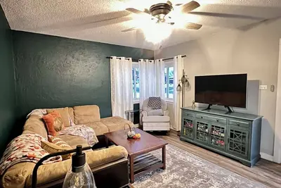 Historic Deereville Home Pet Friendly!