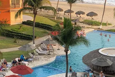 Image de Spacious Beach front condo on 12 miles of secluded Pacific beach.