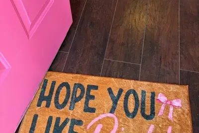 Image de Pinksburgh. Pink House. Steps from skyline. Pet-friendly. Downtown. Friend trips