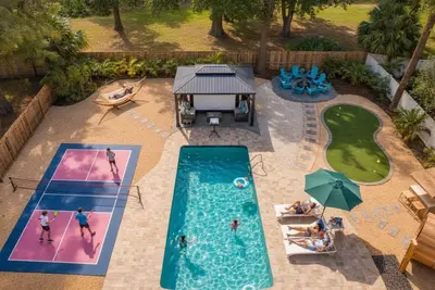 Image de New! Lux All-Inclusive Home: 85f Pool x Movie, Pickleball, Sauna, 4 Min Beach