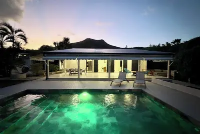 Image de Petit paradis tropical, plage & piscine turquoise