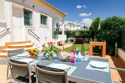 Image de 4-bedroom house with private pool in central Albufeira, quiet and spacious