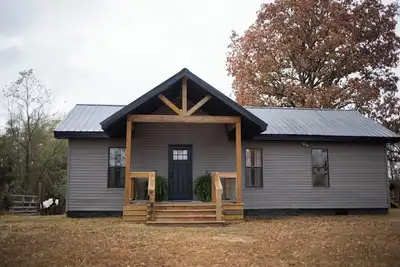 Image de One Eyed Odie's Cozy 3-bed, 1-bath home with a relaxing hot tub.