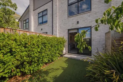 Central Gloucester Escape Stylish 2br Townhouse