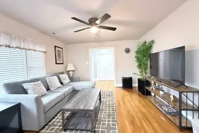 Image de Charming Ranch Home/pet friendly/fenced yard/4TVs