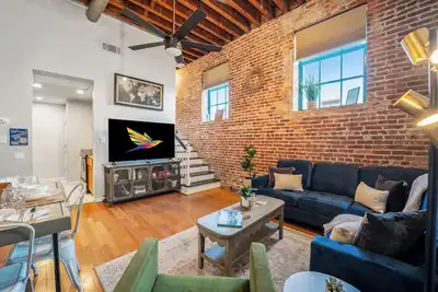 Image de Downtown 2-Bedroom 1800s Historic Loft in Savannah Steps from Everything!
