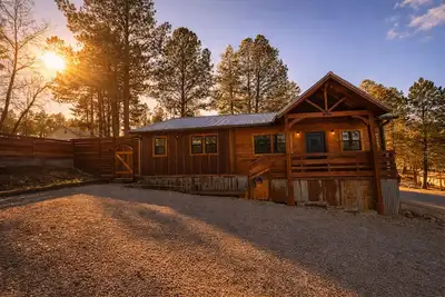 Image de Rustline Haus - Cabin w/ Hot Tub, Walk to Village