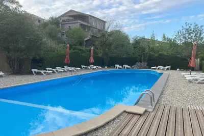 Image de Cottage « Les Blaches » avec piscine partagée, Wi-Fi et climatisation