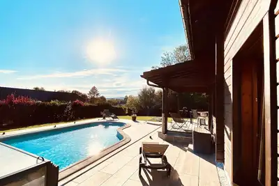 Image de Chalet « Des Lacs » avec piscine privée, terrasse privée et Wi-Fi