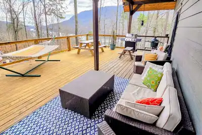 Image de Woods Retreat~River Views~Hot Tub~Spacious Home Near Chattanooga