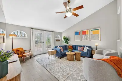 Image de Elegant Indy Retreat | Movie Theater • Game Room • Gym • 4 Bed Rooms • Sleeps 12