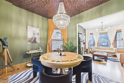 Image de Expertly designed 5br Art Deco duplex with garage.