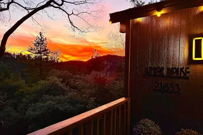 Luxury 3Bed •2 En-suites • Views + Wood burner, & Disco Loo