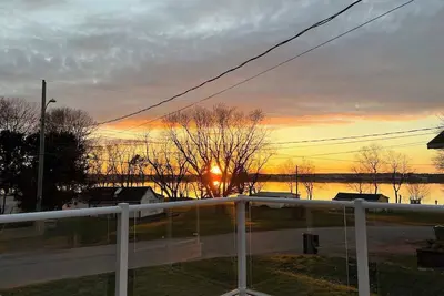 Image de Water-View Home in Stratford