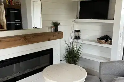 Image de Robin's Roost- Tiny house with a hot tub and bluff views