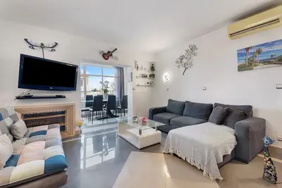 Image de Belle Vista Holiday Home avec piscine commune et terrasse privée