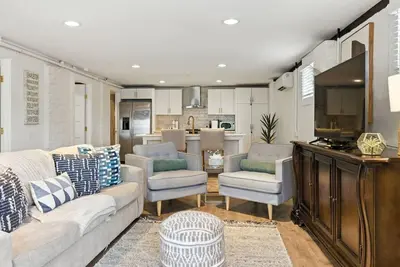 Image de Chic 3br Bungalow Apartment - Walk to King Street