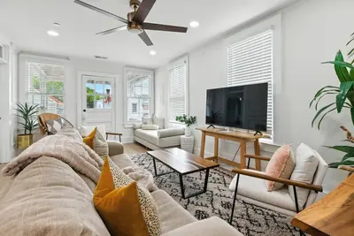 Image de Renovated Penthouse 4br 4ba - Walk to King Street