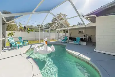 Image de Young Place Oasis: Pool Retreat in Downtown Lkld