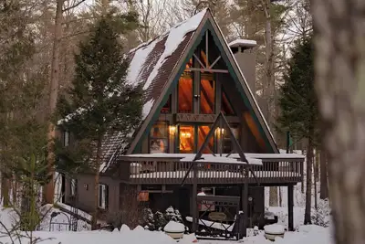 Image de Dog-Friendly A-Frame  Fireplace · Fenced Yard · 4br · 7mi to Whiteface