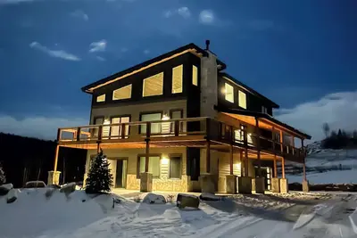 Image de 1 Mi to Granby Ranch: Luxe Home w/ Mtn Views!