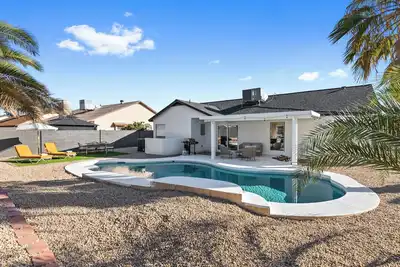 Image de Summer Deal! Pool Home! Fast WiFi! Relocating!