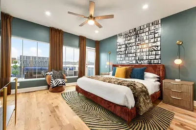 Moody Skyline Views | Rooftop Firepit + 3 Ensuites