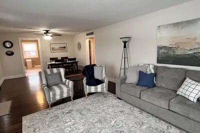 Image de Comfortable 2br Home Minutes to Dining & Hospital