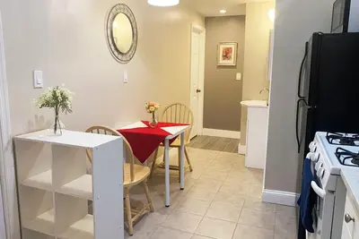 Image de UInn-At UPenn; 2a;2-bedroom, 1-bathroom layout with full kitchen, dining room.