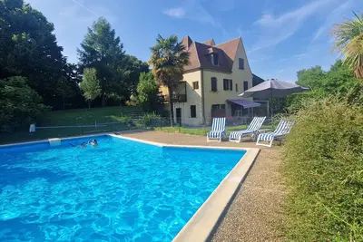 Image de Appartement de plain pied sur grand jardin arboré avec piscine