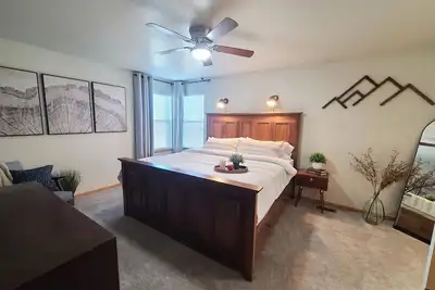 Image de Timberline Retreat - Sleeps 9, large backyard, well stocked kitchen!