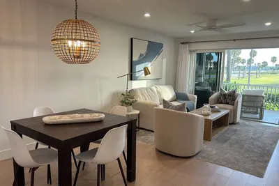 Image de Steps to the beach! Renovated Coastal chic 2br getaway, in Charming Stuart.