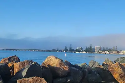 Image de Close to the beach. Family & pet friendly. Enjoy my peaceful coastal retreat.