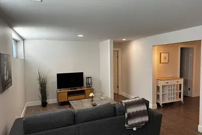 Image de Quiet nest in the Old Glenmore, 7 mins to Ubc or downtown, 1 hr to Skiing.