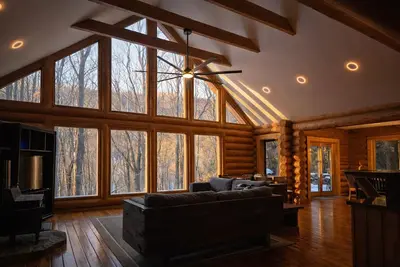 Image de Large Log Cabin with Hot Tub, 6 Min to Wisp