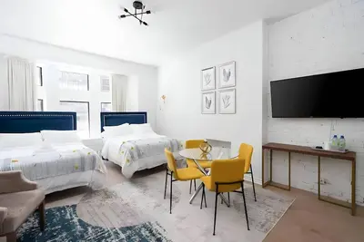 Image de Downtown Gem |2-Beds Condo | Prime location & Wifi | Parking