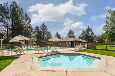 Image de Walk to Village! Lovely 3-bedroom townhome in welcoming Sunriver.