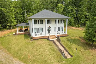 Image de Guest-loved Family-friendly home in Rustburg with balcony & kitchen on 9 acres!