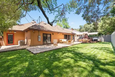 Image de Perfect 3-bedroom Glendale House with Fenced Yard & Outdoor Dining