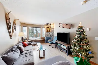 Image de Spacious mountain condo with ski-in/ski-out, hot tub, games room & dog friendly