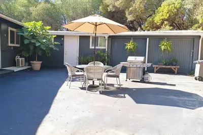 Image de Lake Arthur Retreat — 4br Rustic Home with Decks & Fireplace