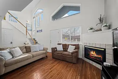 Image de Golden View Townhouse - Walk to Downtown!