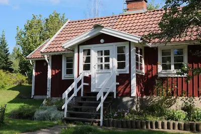 Image de Traditional Swedish Cottage with Fireplace in Småland – Trollhus Alsterbro
