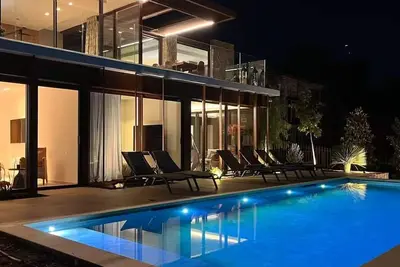 Image de Villa Karma avec piscine et magnifiques vues mer