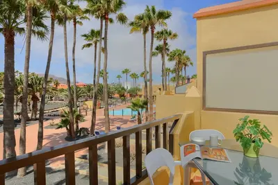 Image de Appartement de vacances 'Oasis Royal F306' avec piscine partagée, terrasse privée et Wi-Fi
