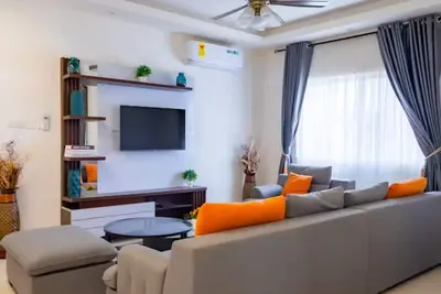 Image de Stylish & Gated Gem: Pool, 24/7 Security, Parking!