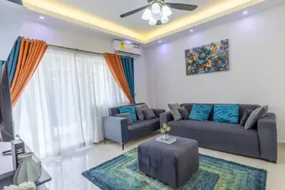 Image de Colorful & Modern Escape: Pool, Balcony, Security!