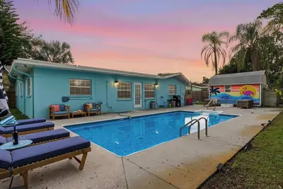 Relaxing 4br home w/ heated pool & fire pit